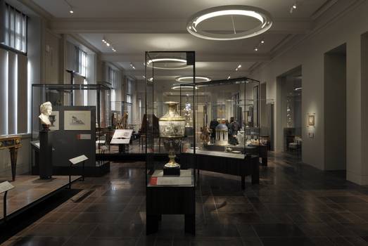 Von 2015 bis 2016 wurden die Galerien "Europe 1600-1815" im Victoria & Albert Museum, London modernisiert. Dies beinhaltete die Umgestaltung von sieben Galerien durch die Londoner Architekten und Designer ZMMA. GLASBAU HAHN hat 94 Vitrinen für spezielle Präsentationen gebaut. 
Foto©David Grandorge.