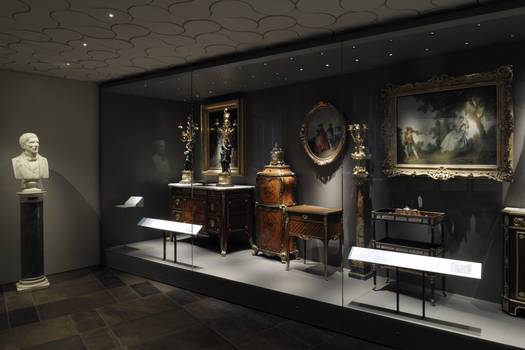 In den umgestalteten Europe Galleries befinden sich auch einige spezielle Wandvitrinen Photo©David Grandorge