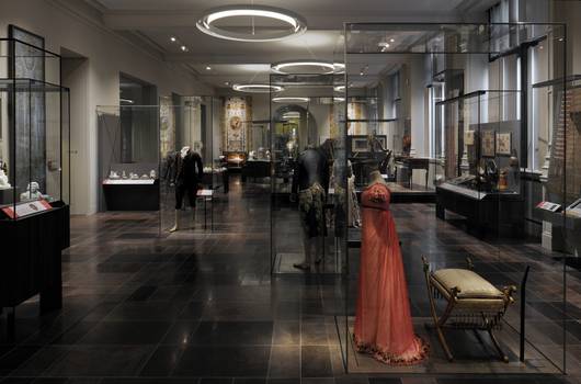 Spezielle Freistehende Vitrinen sind Teil des Bodens auf dem sie stehen. Für Besucher ist dies eine sehr spezielle Begegnung mit „unsichtbaren“ Vitrinen. Foto©David Grandorge