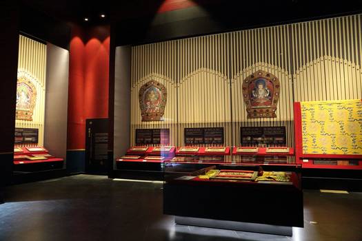 Diese Wandvitrine zeigt wertvolle Buddhistische Schriften. Höhe 9 m, Länge bis zu 25 m.