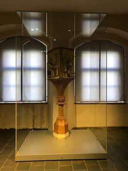 Freistehende Vitrine F302 mit Klimagerät RK2-Xa