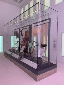 Sheikh Zayed, Gründer der Vereinigten Arabischen Emirate, wäre in diesem Jahr 100 Jahre alt geworden. Im Zuge der Renovierung der Festung Qasr Al Hosn wurde in verschiedenen Räumen eine Ausstellung integriert, die die Geschichte der Vereinigten Arabischen Emirate, die Entwicklung Abu Dhabis und das Wirken von Sheikh Zayed beschreibt. 

Glasbau Hahn hat 14 Vitrinen unterschiedlicher Ausführung geliefert. 2 Vitrinen - 1 für Dokumente und 1 für Kleidung - wurden aufgrund der Besonderheit der ausgestellten Objekte mit aktiver Klimatisierung ausgestattet. 

In anderen Vitrinen sind Schmuck,  Vasen und viele Gegenstände es damaligen Lebens ausgestellt.