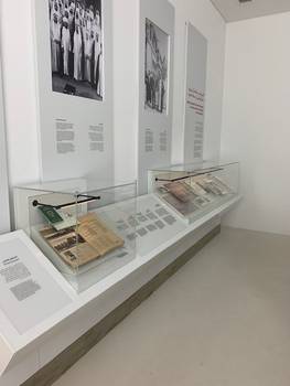 In der Wand verschraubte Pultvitrine