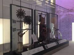 14 unterschiedliche Vitrinen, davon 2 mit aktiver Klimatisierung RK2