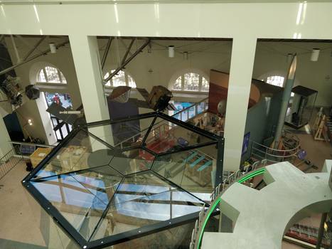 Hexagonale Vitrine für die Apollo Soyuz Kapsel.  Seitenlänge der Vitrine ca. 6 m, Höhe ca. 4 m.