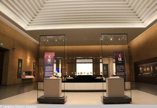 Freistehende Vitrinen F 304
800 x 800 x 3000 mm und
1200 x 800 x 3000 mm