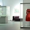 100 Schuh Objekte in HAHN Vitrinen Klassikern des Offenbacher Ledermuseums + Christian Dior Kleid in neuer HLS Vitrine.