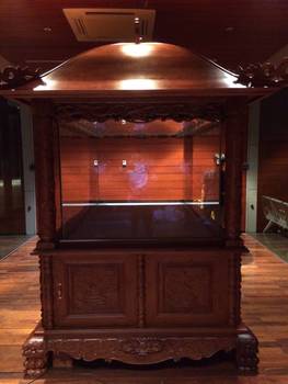 1 Freistehende Vitrine F304, vom Kunden mit Holz umbaut. In dieser Vitrine soll die größte Wasserschildkröte der Welt ausgestellt werden.