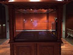 1 Freistehende Vitrine F304