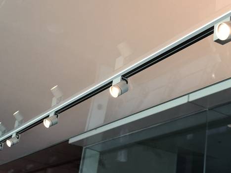 Beleuchtung in der Freistehenden Vitrine F304