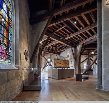 Freistehende Vitrine mit Altarbild