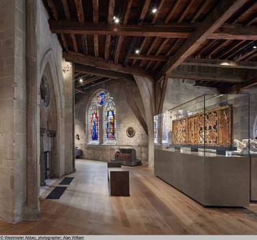 Freistehende Vitrine mit  Altarbild