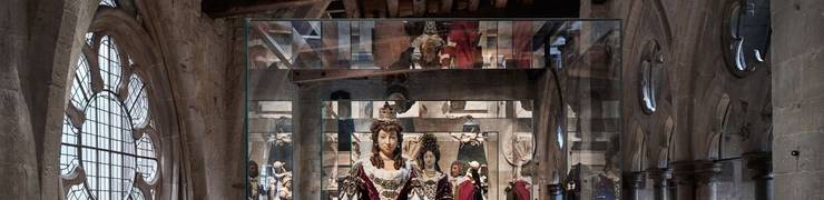 42 Wand-, Freistehende und Tischvitrinen