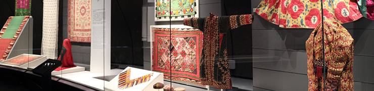 Lieferung und Installation von 19 Wandvitrinen, bis zu 25 m lang, 9 m hoch z.T. mit gebogenem Glas